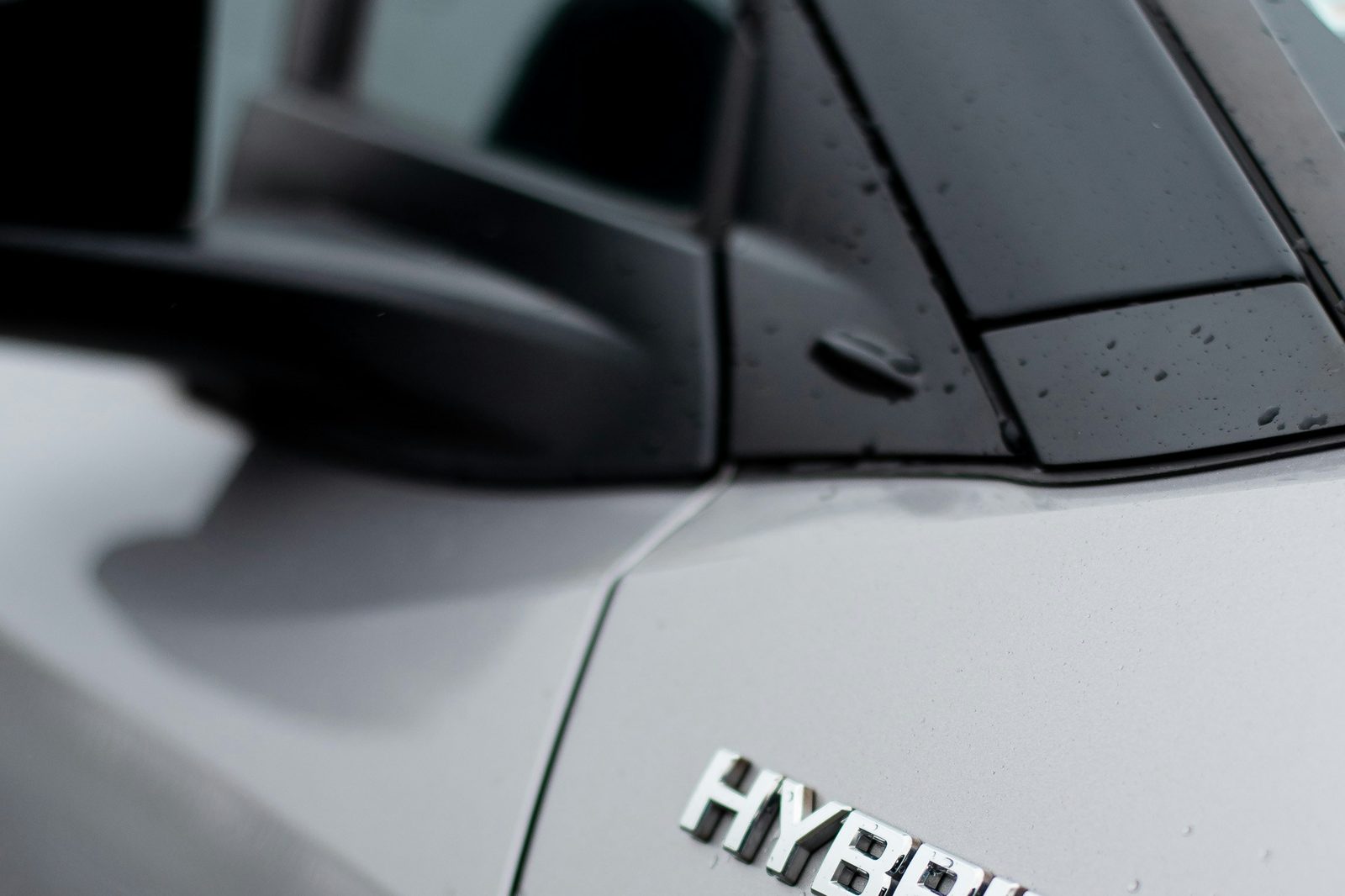 Badge HYBRID sur véhicule Toyota
